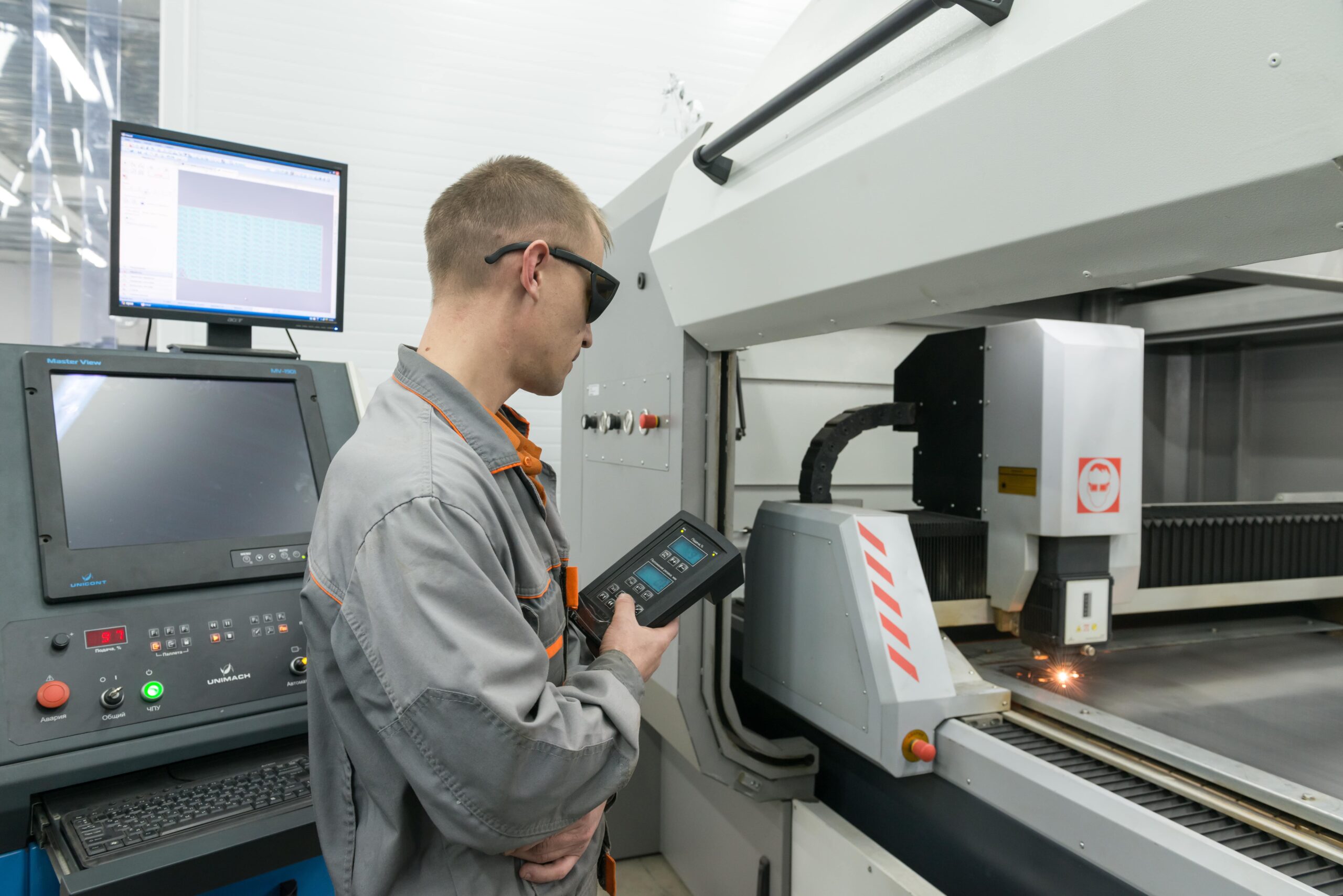 production-electronic-components-high-tech-factory-min production-electronic-components-high-tech-factory-min
